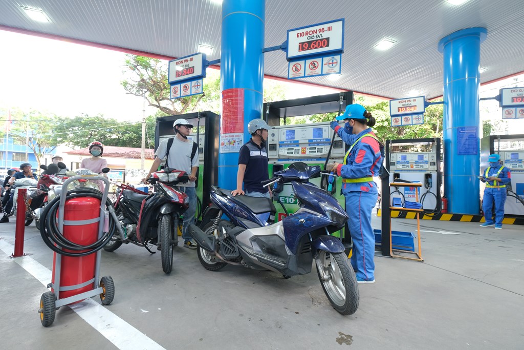 hai-ong-lon-som-chu-dong-giai-phap-ban-xang-e10ron95-truoc-lo-trinh