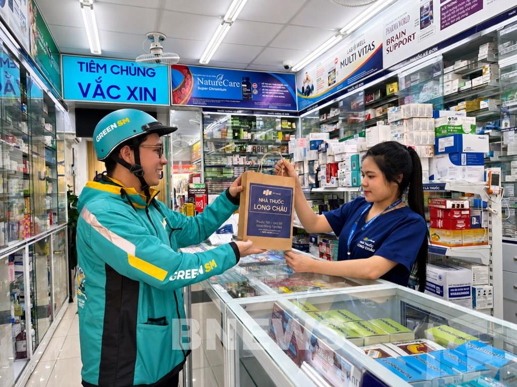 Green SM và Long Châu triển khai dịch vụ giao thuốc bằng xe điện