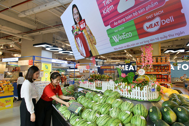 Khách hàng mua sắm tại siêu thị WinMart.jpg