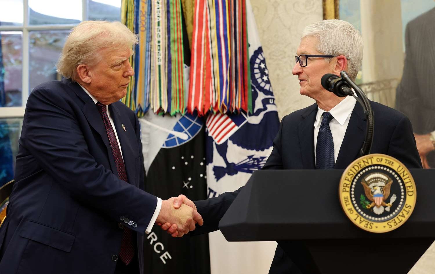 dau-tu-them-100-ty-usd-tai-my-nuoc-co-giup-apple-thoat-hiem