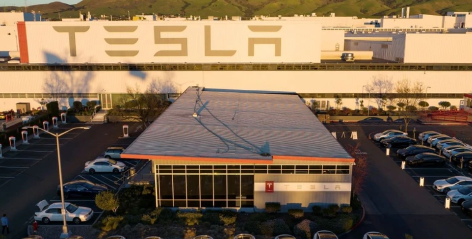 gia-tri-von-hoa-cua-tesla-lan-dau-xuong-duoi-1000-ty-usd