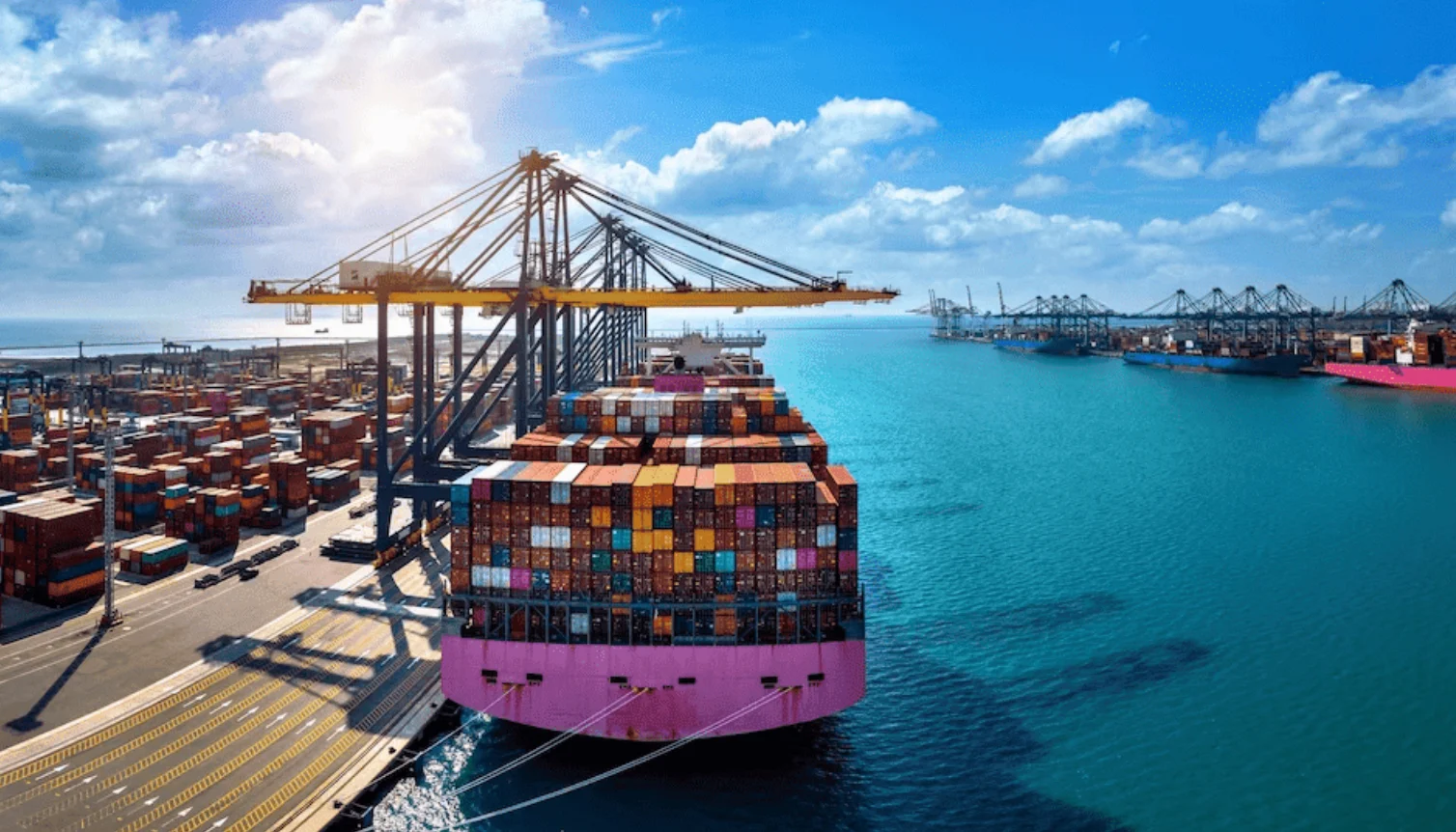 doanh-nghiep-logistics-thu-loi-nhuan-ky-luc-tiep-tuc-bo-von-lon-mua-tau-va-xay-cang