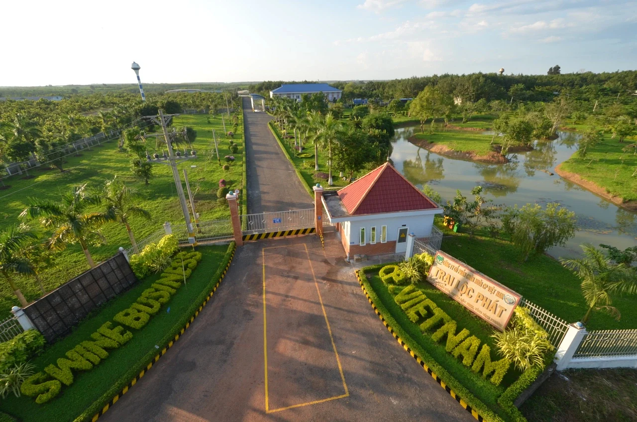 tap-doan-cp-hanh-trinh-hon-1-the-ky-tu-cua-hang-hat-giong-den-ong-lon-44-ty-usd