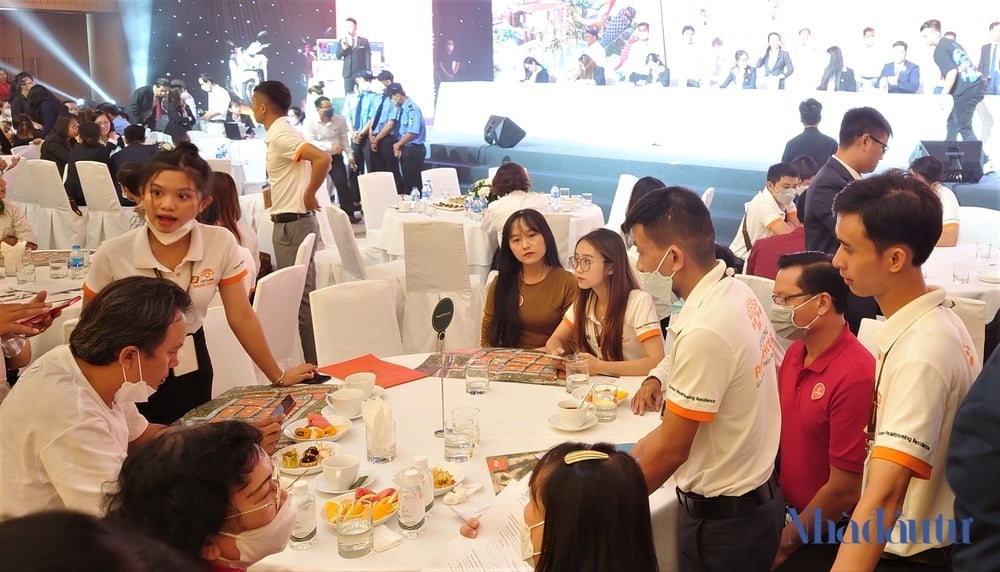 Môi giới địa ốc sắp hết thời hoạt động 'chui'