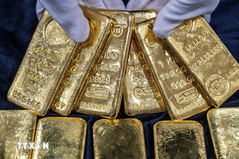 gia-vang-tang-hon-2-do-lo-ngai-ve-bat-on-dia-chinh-tri-va-kinh-te