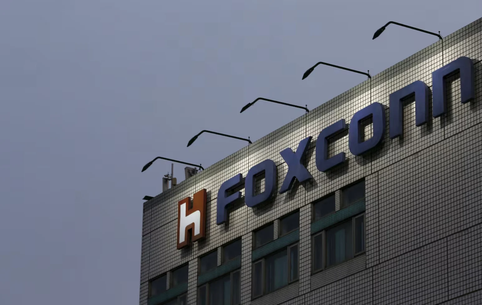 foxconn-suy-giam-loi-nhuan-du-doanh-thu-tang-manh-nho-lan-song-dau-tu-ai