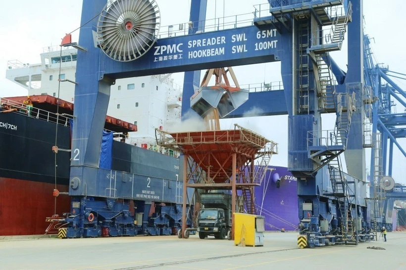 hon-60000-tan-hang-hoa-duoc-boc-xep-qua-cang-cict-cai-lan-ngay-mung-4-tet