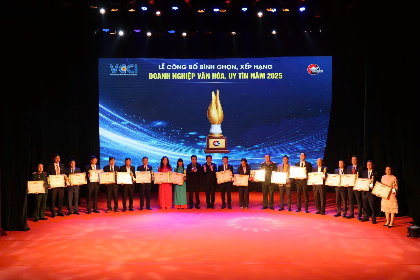 cang-cam-ranh-vinh-du-lot-top-20-doanh-nghiep-van-hoa-uy-tin-nam-2025