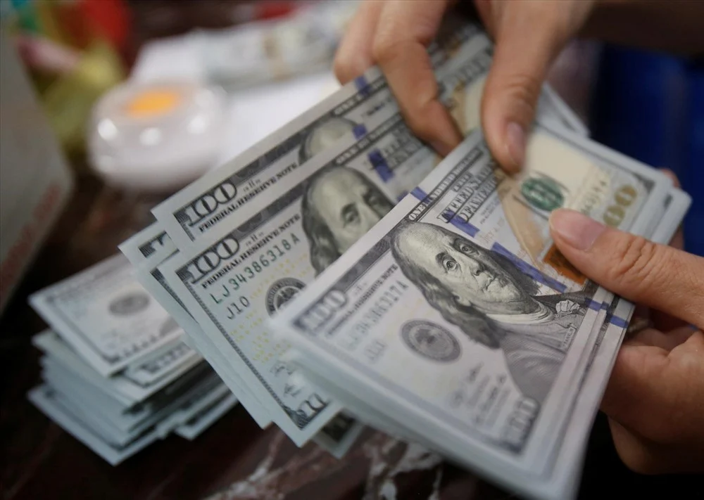 Giá USD ngân hàng đi lên, thị trường tự do giảm mạnh