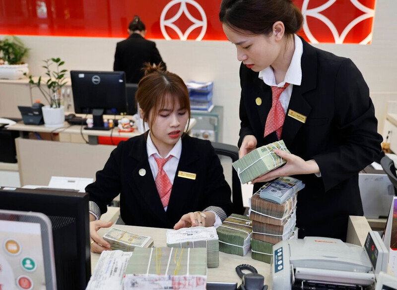 Nhà băng 'nắn' dòng vốn vào sản xuất, xuất khẩu