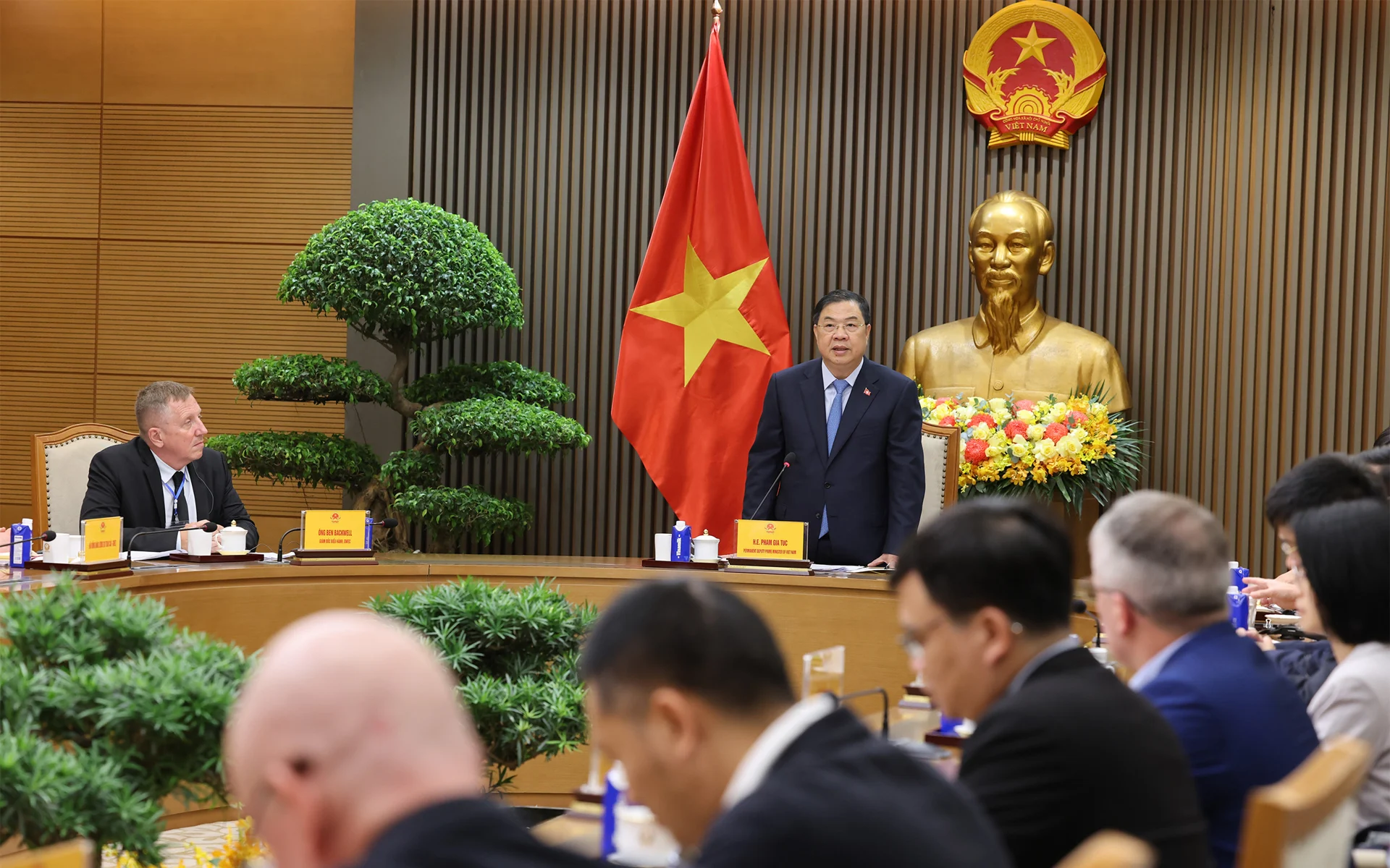 viet-nam-mo-cua-don-lan-song-dau-tu-dien-gio-ngoai-khoi