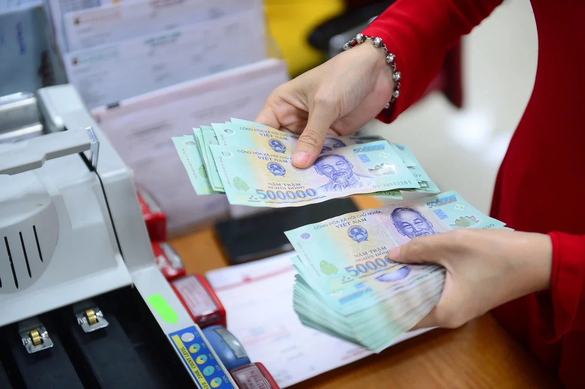 ngan-hang-cong-them-chi-phi-khi-chay-dua-lai-suat-hut-tien-gui