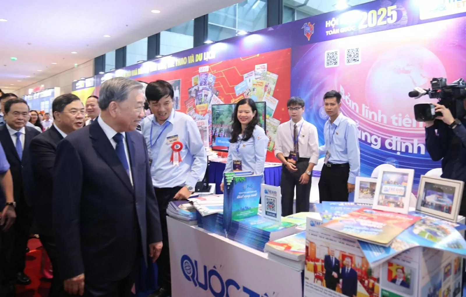 tiep-tuc-ke-cau-chuyen-viet-nam-thap-sang-khat-vong-vuon-len-cua-dan-toc-viet-nam