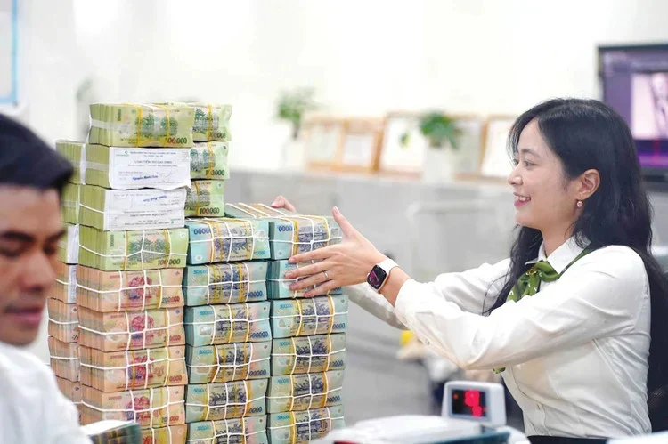 vuot-moc-10-trieu-ty-dong-tien-gui-dan-cu-chay-manh-vao-ngan-hang