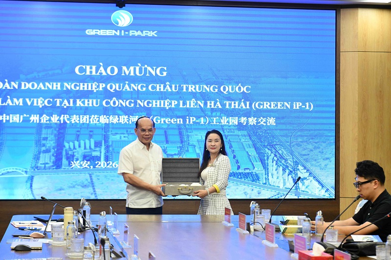 lanh-dao-green-i-park-va-doan-doanh-nghiep-quang-chau-tang-qua--ky-niemjpg1779885117.JPG