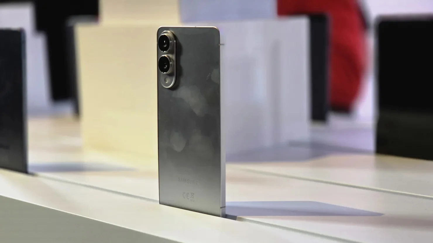 samsung-ra-mat-s25-edge-sieu-mong-thach-thuc-apple