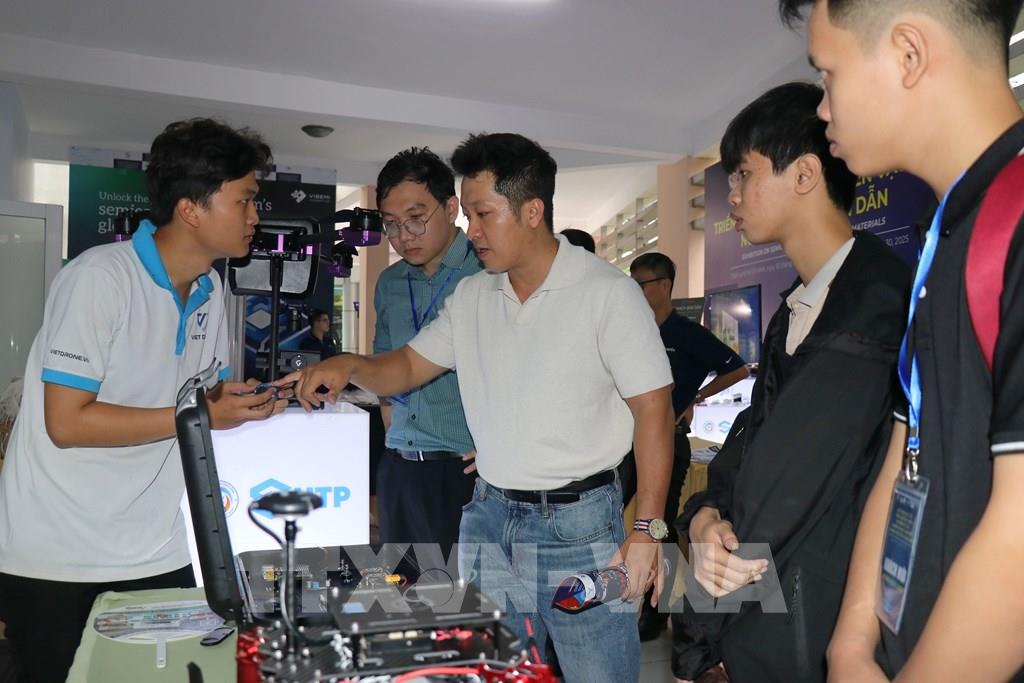 Kinh tế Việt Nam qua góc nhìn quốc tế: Cơ hội thoát bẫy gia công