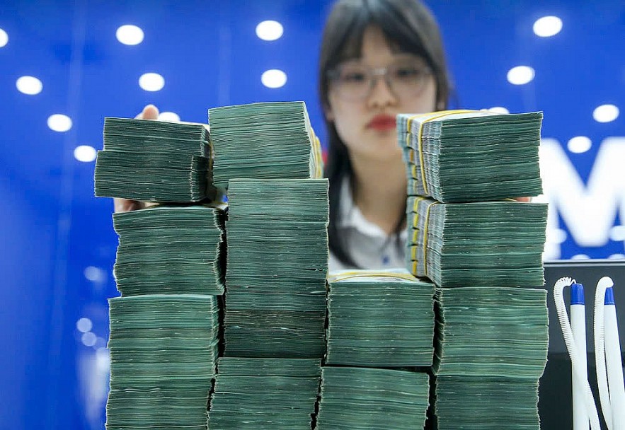 dong-tien-dung-truoc-nga-re-trong-cuoc-dua-lai-suat-huy-dong