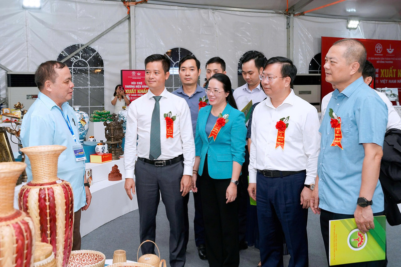 tro-luc-doanh-nghiep-ha-noi-tao-be-phong-cho-hang-viet-vuon-xa