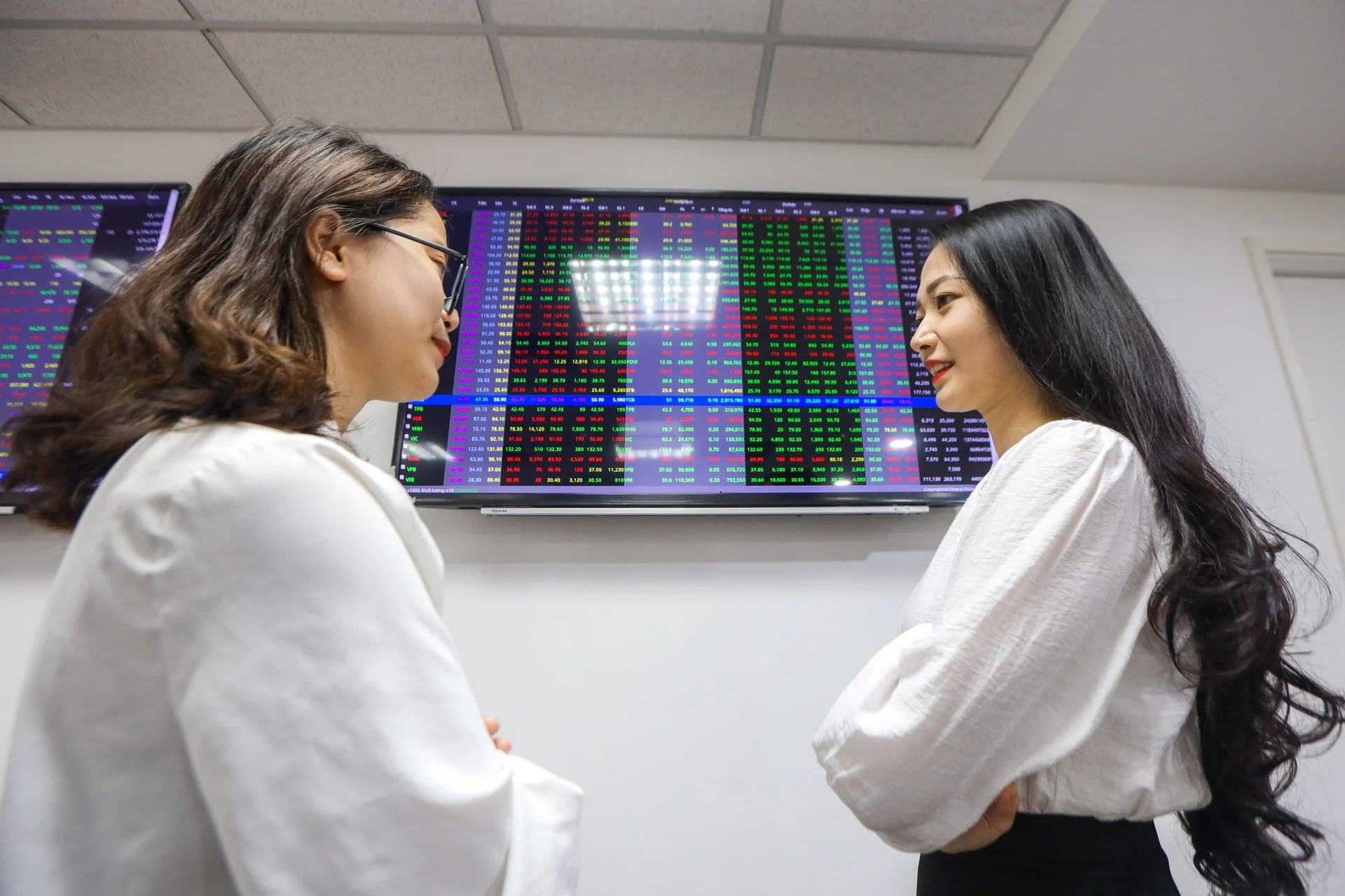 VN-Index giảm 6 phiên liền, nhà đầu tư nên làm gì?