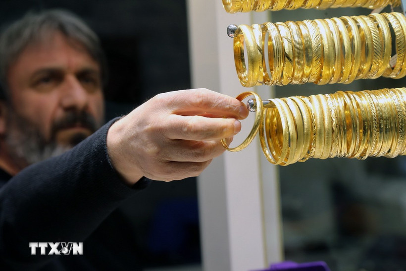 gia-vang-the-gioi-ha-nhiet-sau-khi-cham-muc-cao-nhat-gan-hai-tuan