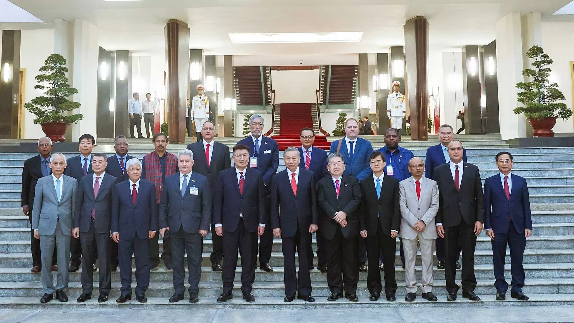 trien-khai-toan-dien-nen-ngoai-giao-viet-nam-hien-dai-tren-ba-tru-cot-doi-ngoai-dang-ngoai-giao-nha-nuoc-va-doi-ngoai-nhan-dan