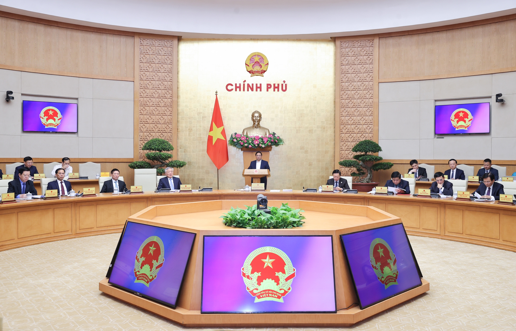 Thủ tướng: 'Làm ngày làm đêm, làm thêm ngày nghỉ' để hoàn thành công việc