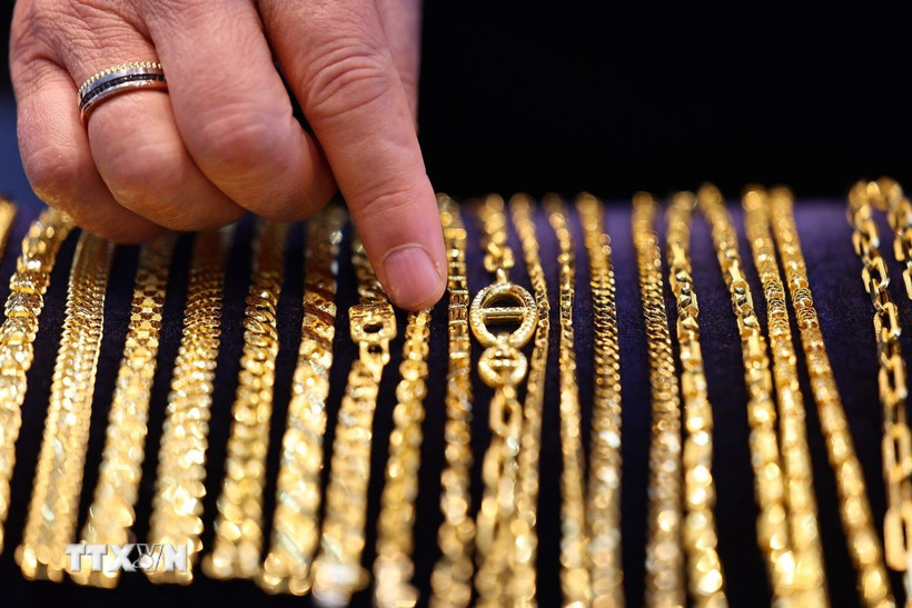 Chịu sức ép từ đồng USD, giá vàng rời khỏi mức cao kỷ lục