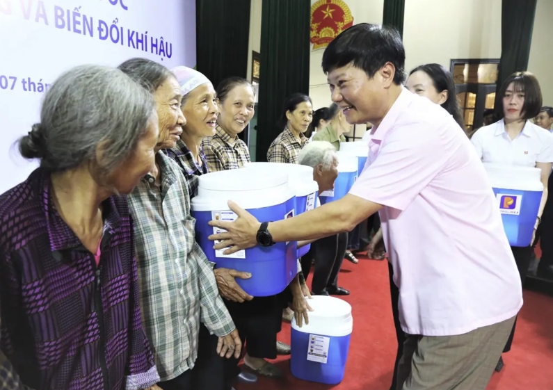 petrolimex-trao-1100-binh-loc-nuoc-va-ung-ho-01-ty-dong-toi-nguoi-dan-tren-dia-ban-tinh-hung-yen