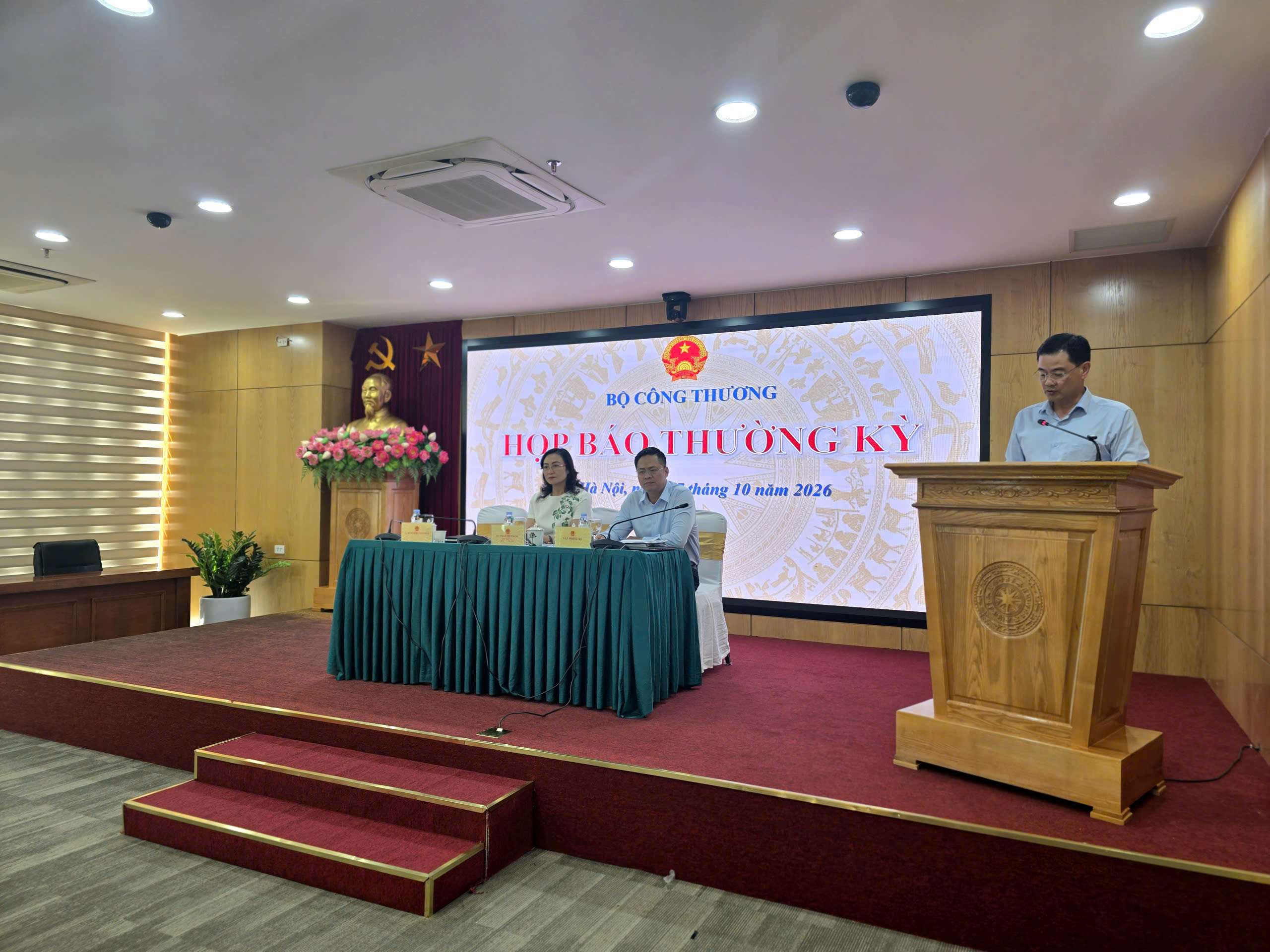 Sản xuất công nghiệp vẫn tiềm ẩn rủi ro giảm tốc