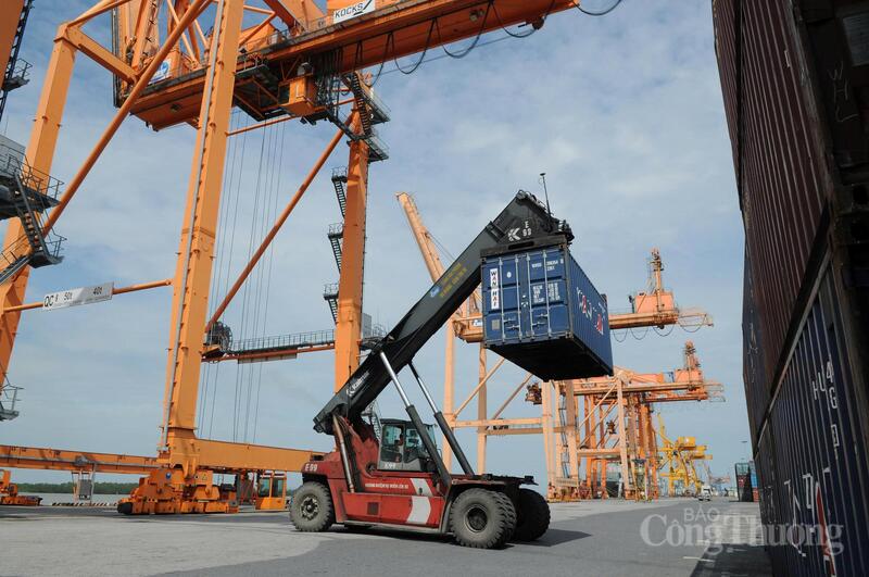 Xuất nhập khẩu tăng tốc giữa biến động toàn cầu