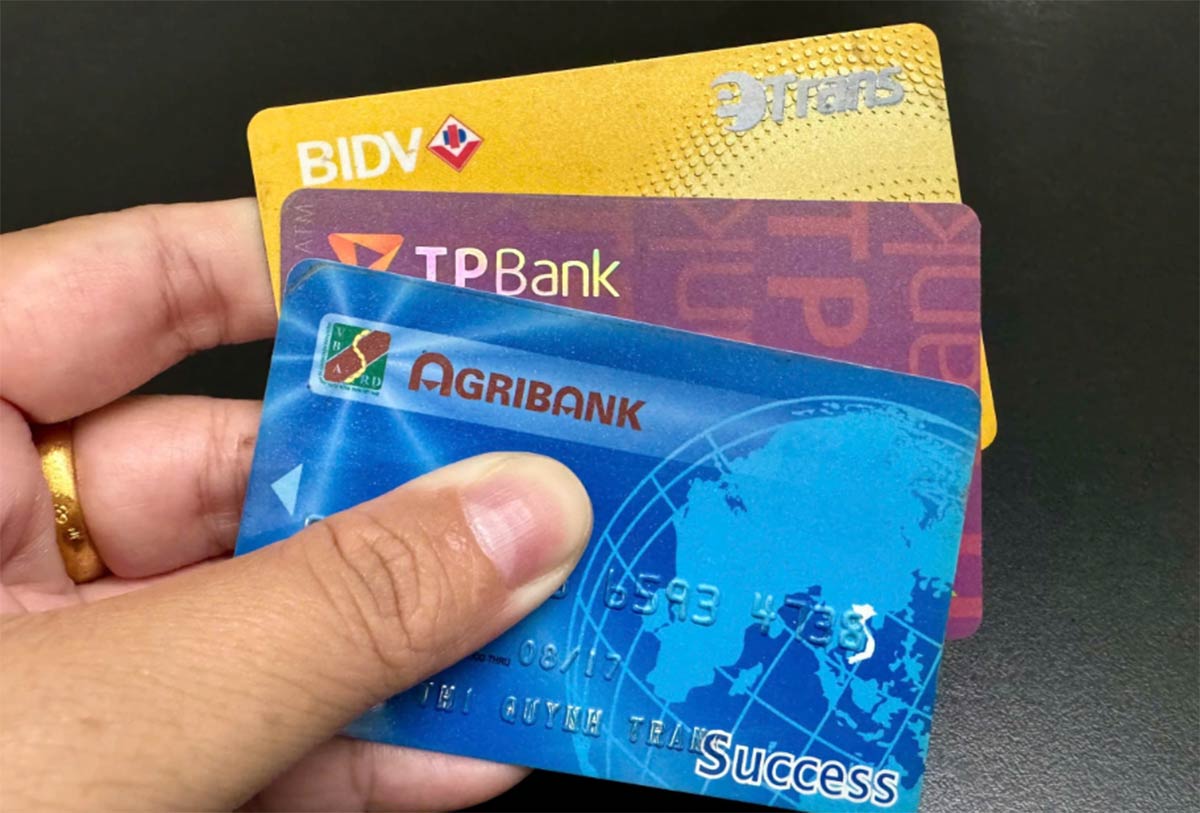 the-atm-tu-bi-khai-tu-tien-trong-tai-khoan-ngan-hang-ve-dau