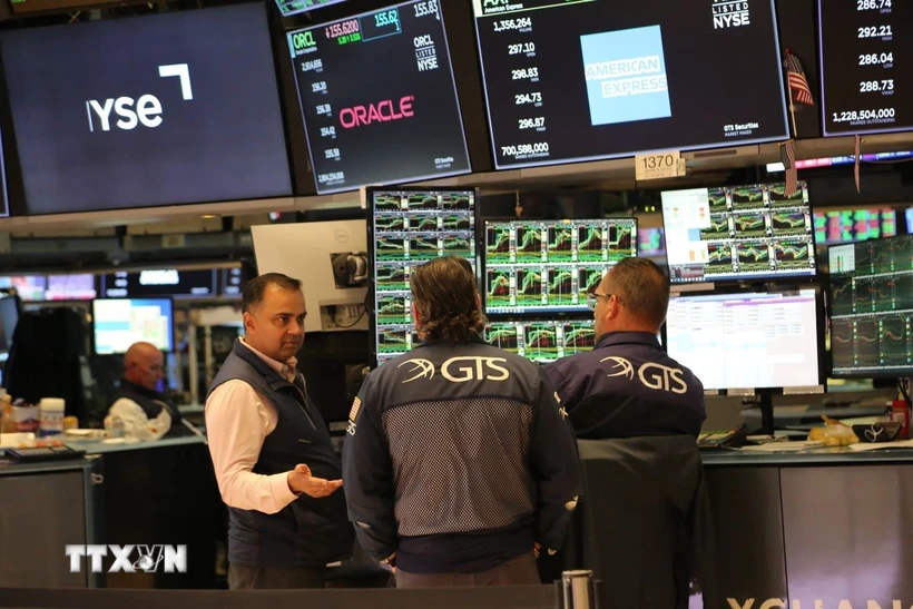 chung-khoan-pho-wall-mat-da-tang-do-lo-ngai-cang-thang-trung-dong