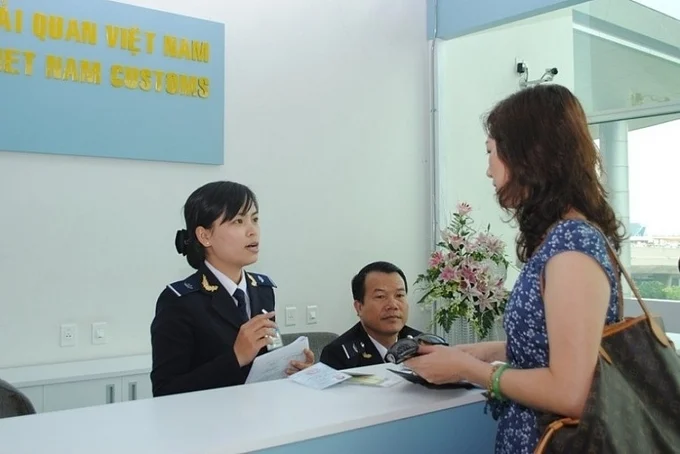hoan-thue-gtgt-theo-phuong-thuc-dien-tu-cho-nguoi-mua-hang-tai-viet-nam-mang-khi-xuat-canh