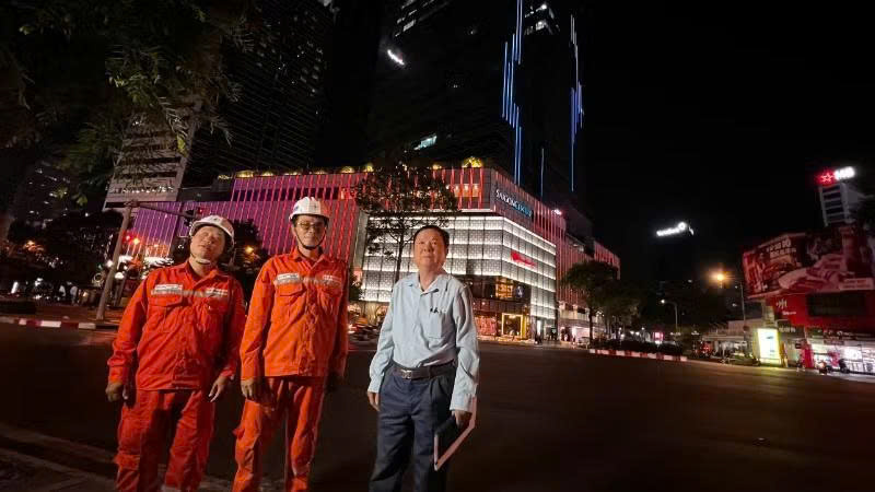 Thành phố Hồ Chí Minh tắt biển quảng cáo sau 22 giờ để tiết kiệm điện