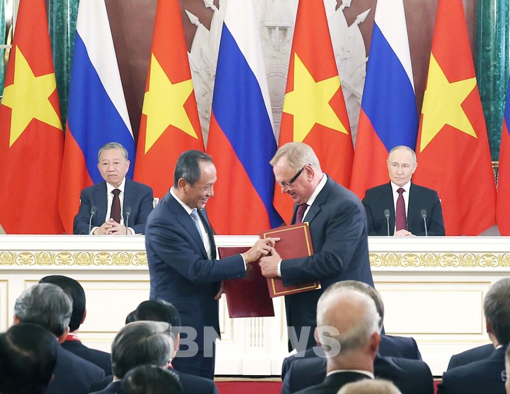 Vietnam Airlines ký hợp tác với Ngân hàng Ngoại thương Nga