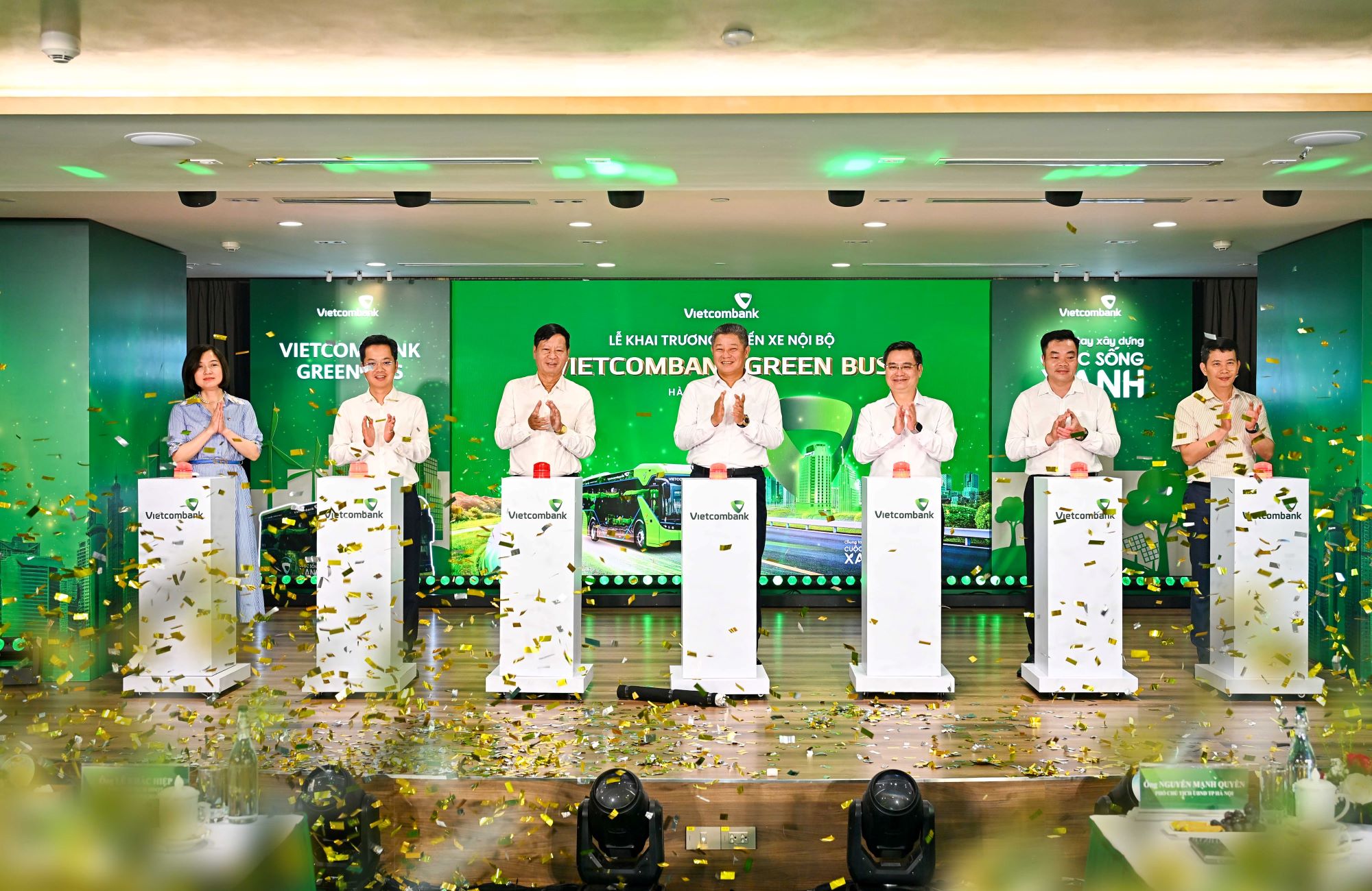 chuyen-dong-xanh-giua-long-do-thi-tuyen-xe-khong-khoi-vietcombank-green-bus