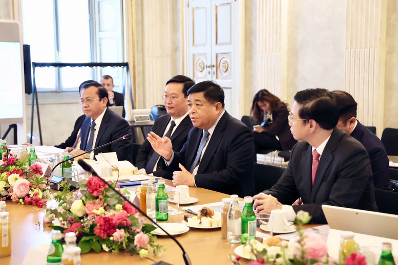 hoan-nghenh-tap-doan-ngan-hang-tai-chinh-lon-nhat-italy-dong-hanh-cung-kinh-te-viet-nam