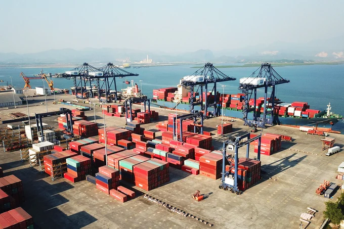 Xuất nhập khẩu hàng hóa đạt 344 tỷ USD, cán cân thương mại nhập siêu hơn 7 tỷ USD