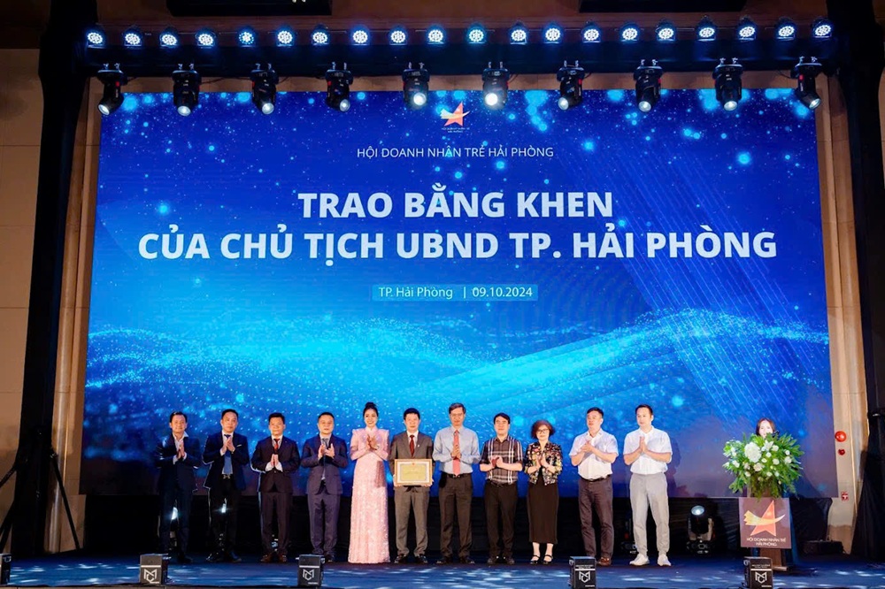 Ban_chp_hanh_Hi_DNT_Hi_Phong_c_Ch_tch_UBND_Thanh_ph_tng_Bng_khen.jpg