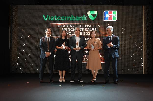 vietcombank-duoc-vinh-danh-voi-nhieu-giai-thuong-lon-khang-dinh-vi-the-dan-dau-vung-chac