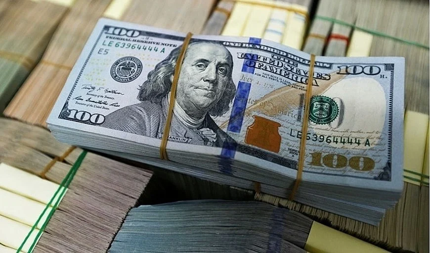 Giá USD ngân hàng đi lên, thị trường tự do giảm mạnh