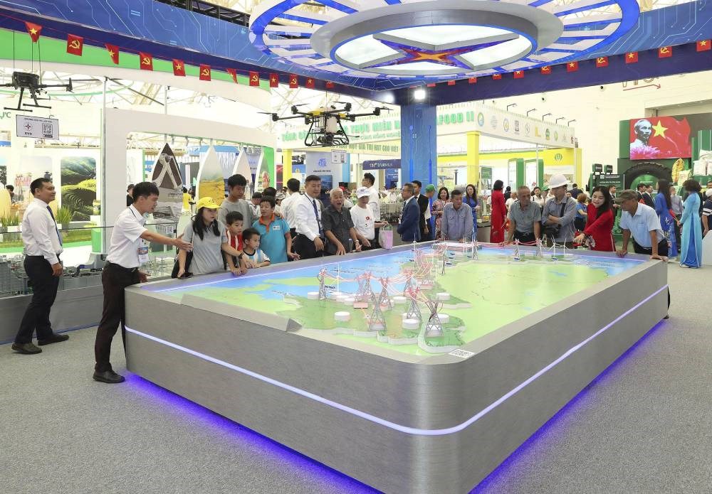 gian-trung-bay-cua-evn-hut-khach-tai-trien-lam-80-nam-thanh-tuu-dat-nuoc