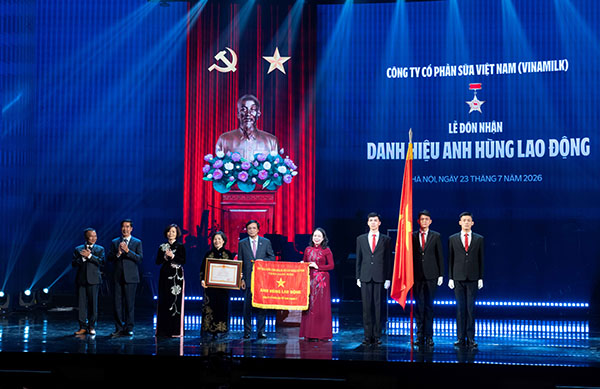 50-nam-phung-su-khat-vong-viet-vinamilk-don-nhan-danh-hieu-anh-hung-lao-dong-lan-hai