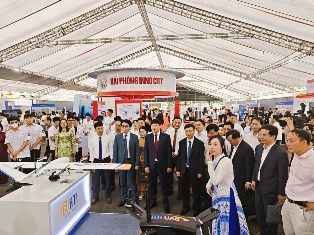 Lanh_o_B_Khoa_hc_va_Cong_ngh_lanh_o_TP._Hi_Phong_cung_cac_i_biu_tham_quan_khong_gian_trin_lam_thit_k_theo_Hi_trinh_5_Cng_cong_ngh_5_Tech_Ports._nh-_Thanh_Sn.jpg