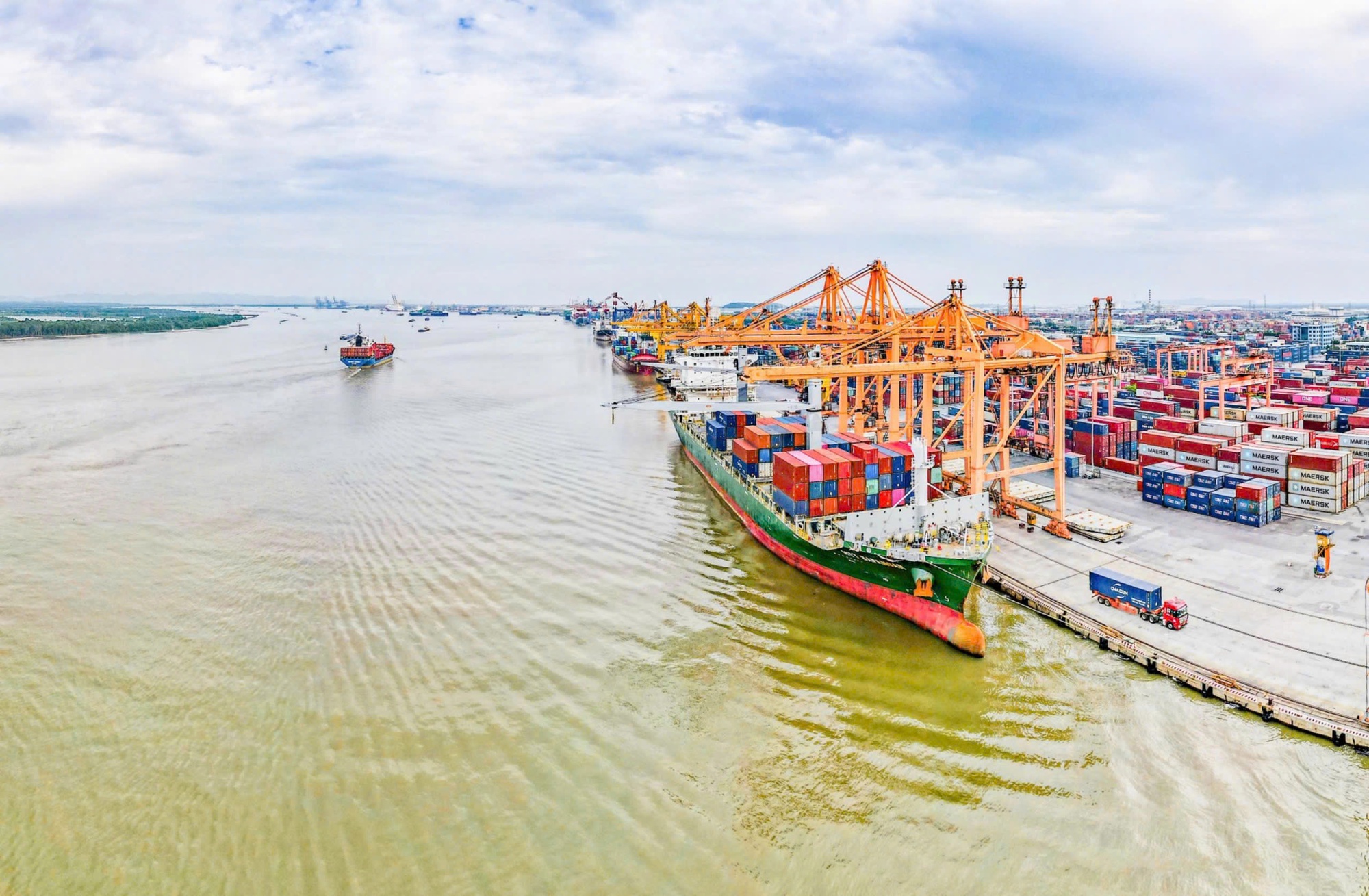 van-tai-bien-giu-da-tang-truong-manh