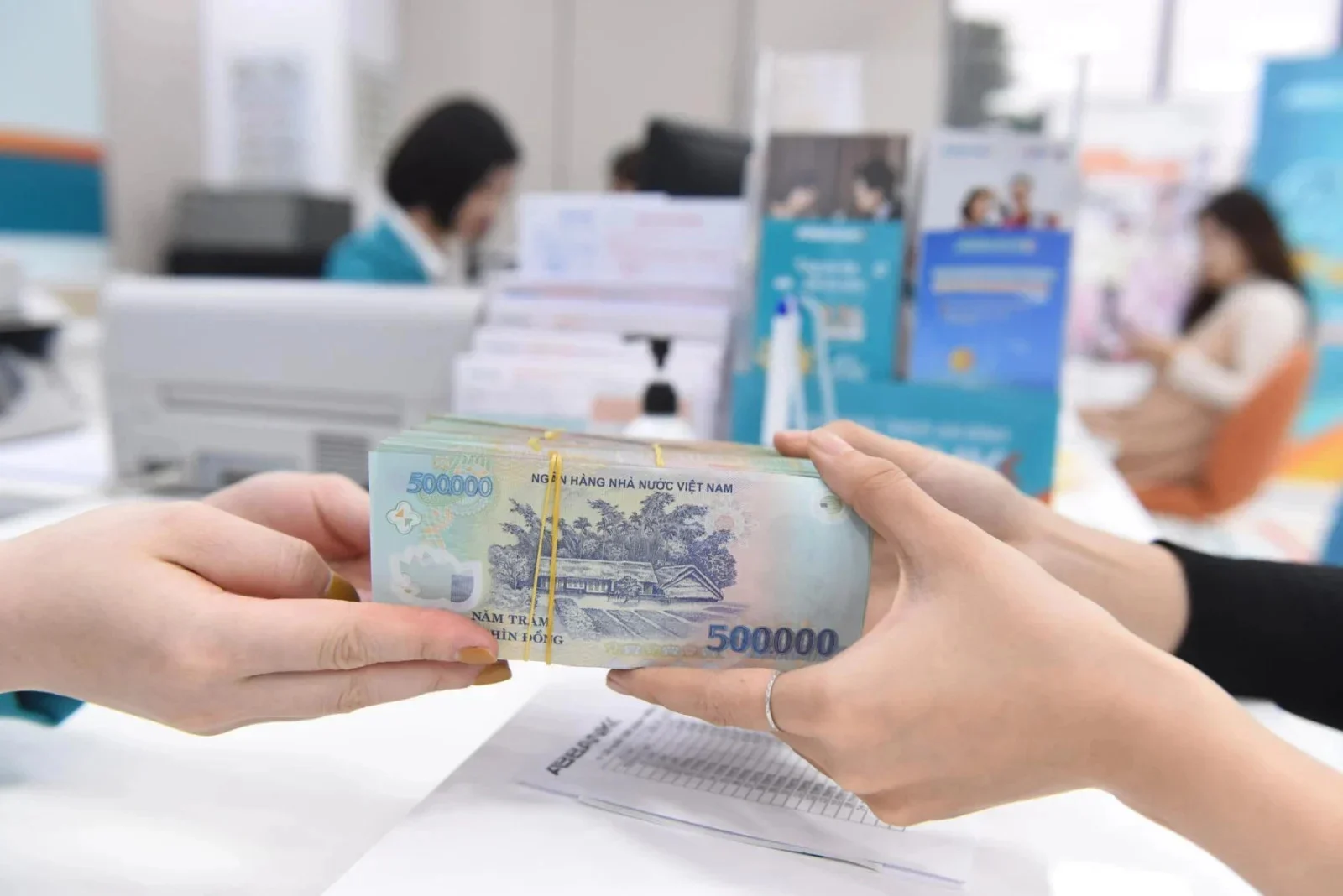 Nới lỏng để thúc tăng trưởng: NHNN trước bài toán 'bộ ba bất khả thi'