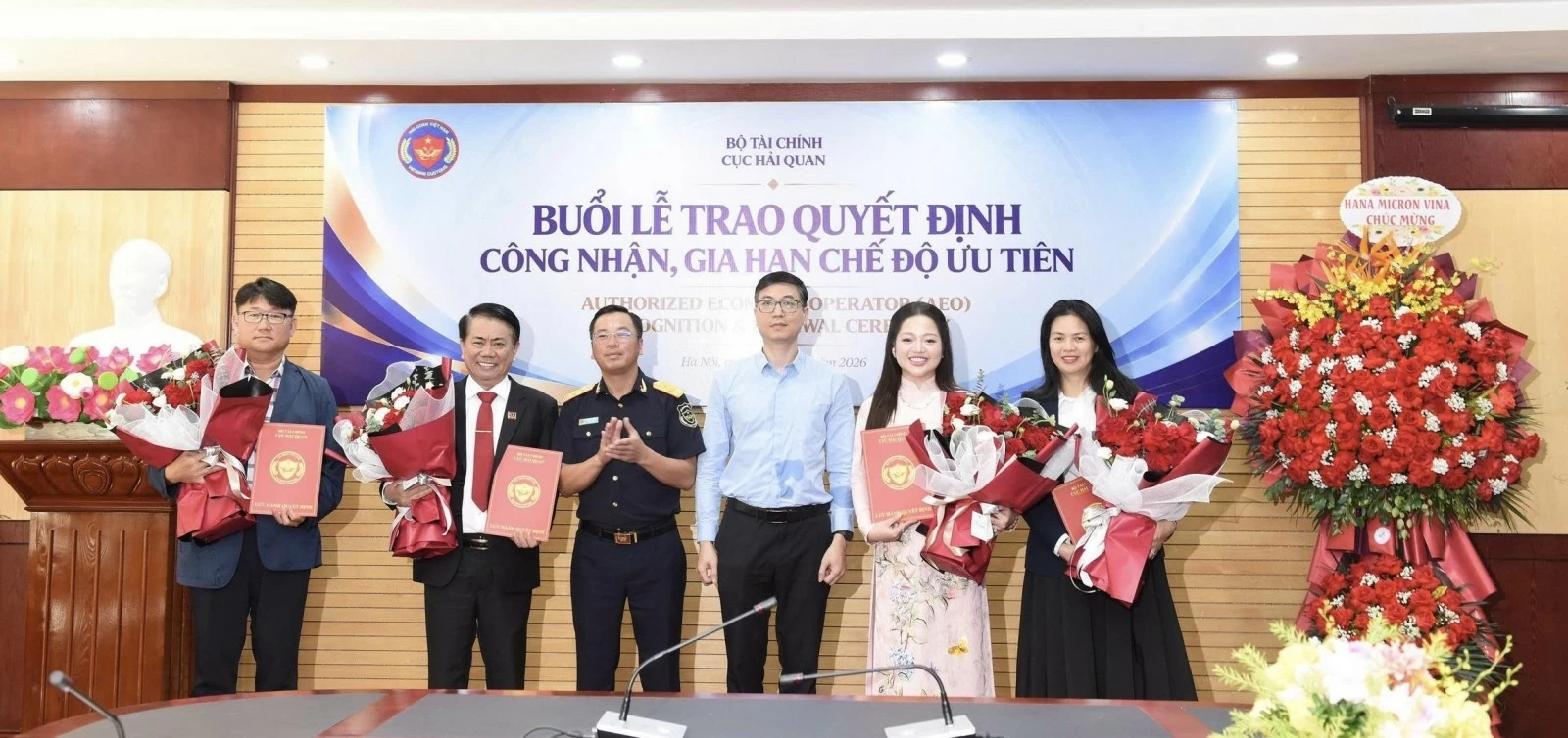trao-quyet-dinh-cong-nhan-gia-han-uu-tien-ve-hai-quan-cho-7-doanh-nghiep