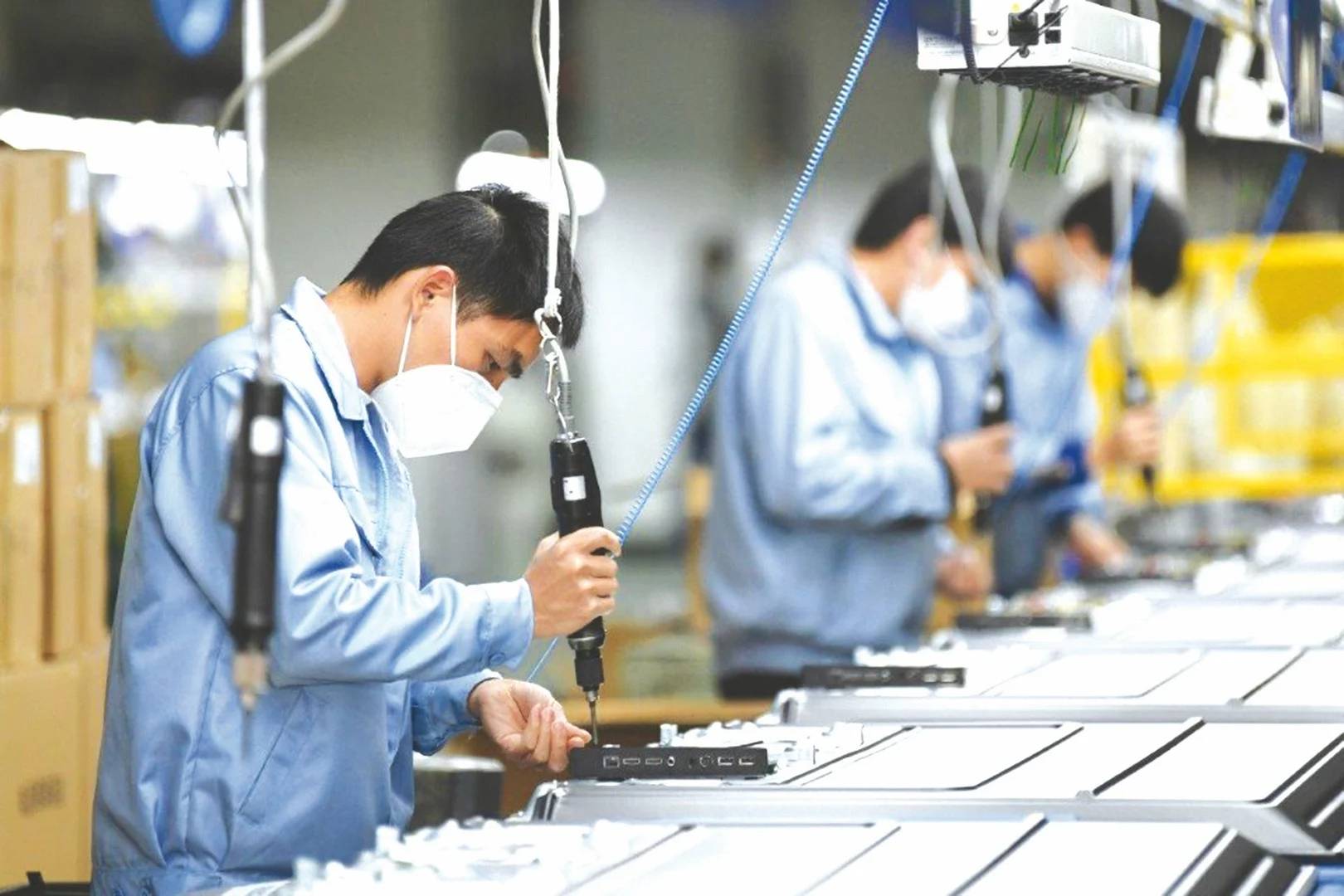 pmi-nganh-san-xuat-viet-nam-tiep-tuc-suy-yeu-duoi-tac-dong-cua-chien-su-trung-dong