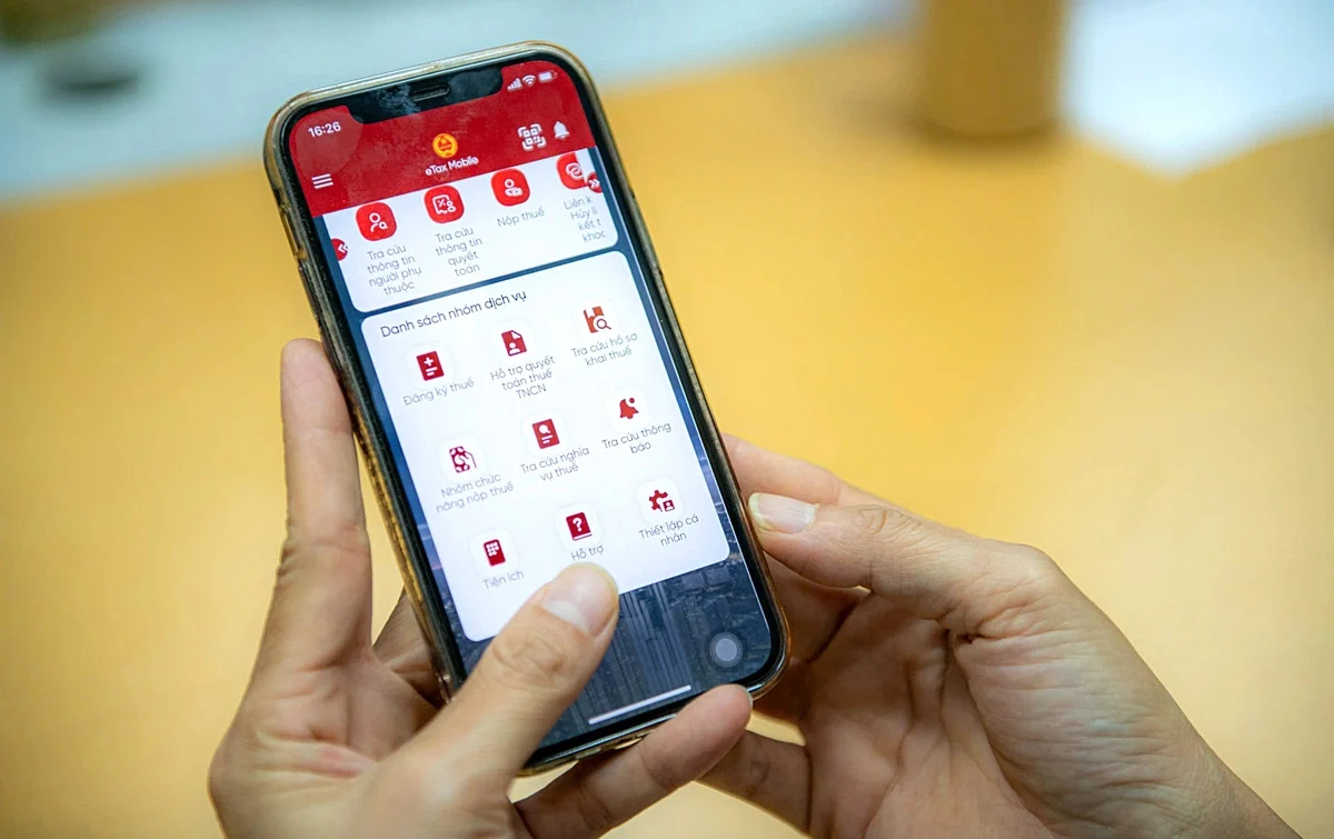 Gánh nợ thuế hàng trăm triệu từ 'trên trời rơi xuống' sau khi cài eTax Mobile